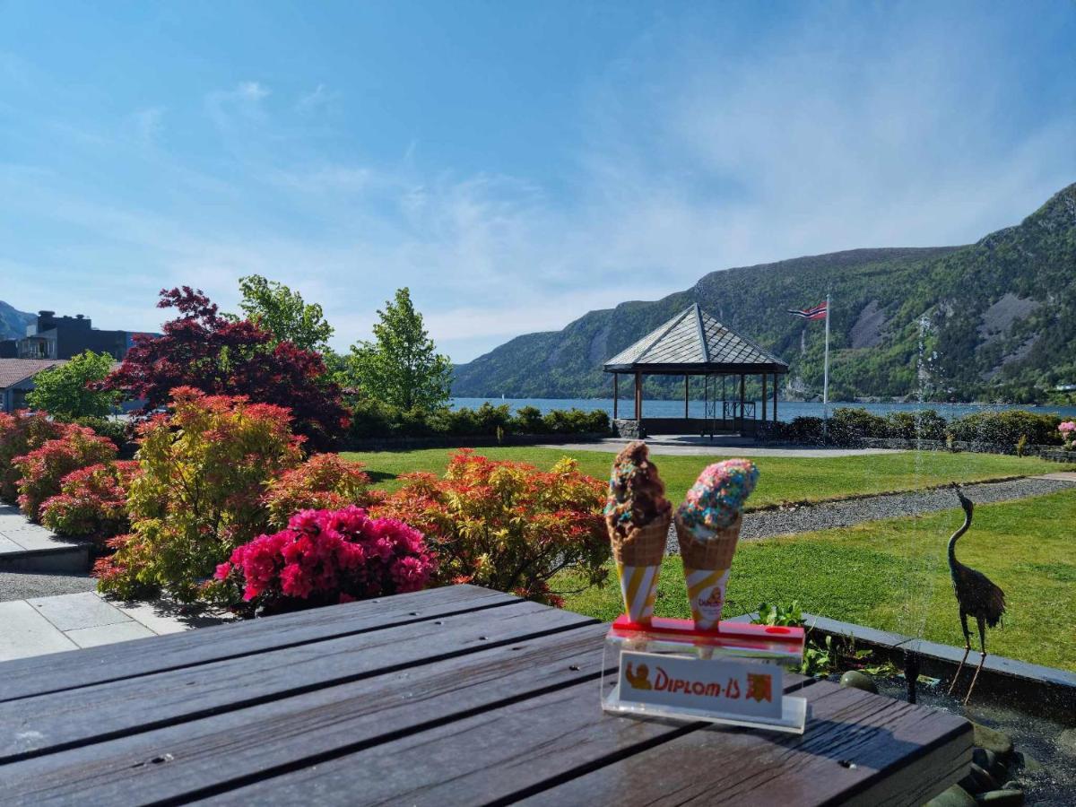 Bremanger Fjord Hotell Svelgen Exterior photo